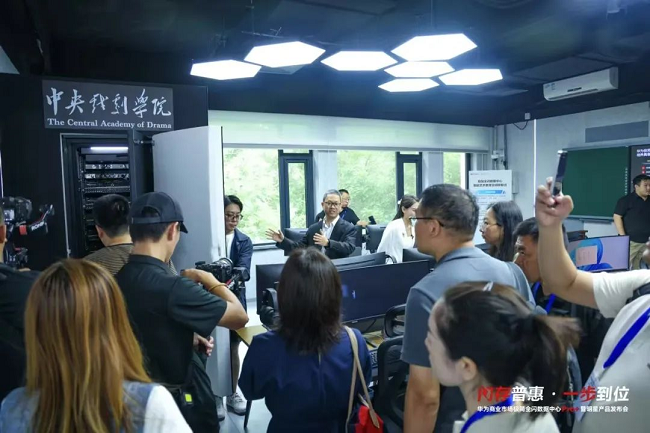 闪存普惠按下加速键，数据在AI时代如何诗意地栖居？
