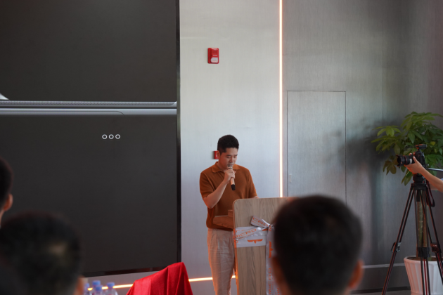 全球首家具身智能创新服务模式在杭州正式落地，全球首个全自主跟随四足机器人亮相 ...