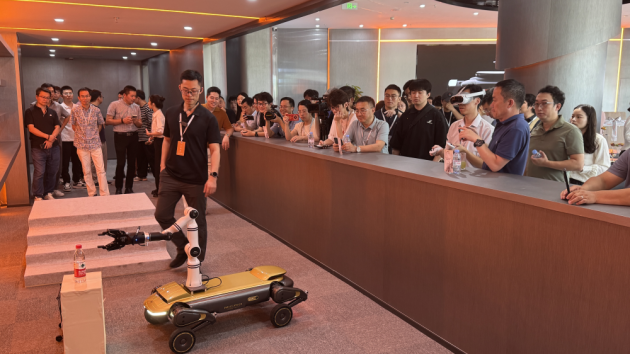 全球首家具身智能创新服务模式在杭州正式落地，全球首个全自主跟随四足机器人亮相 ...
