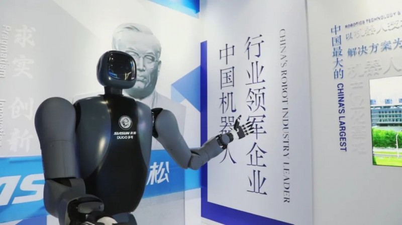 “功能替代”到“智能共创”——深入解读新松多可仿生人形机器人