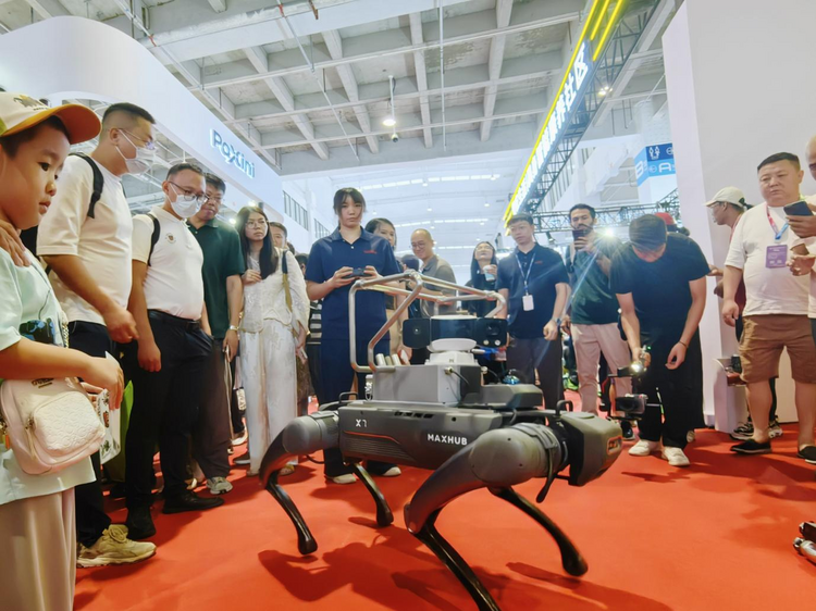 视源股份全栈自研机器人首次亮相世界机器人大会 定位“3D岗”生产力伙伴