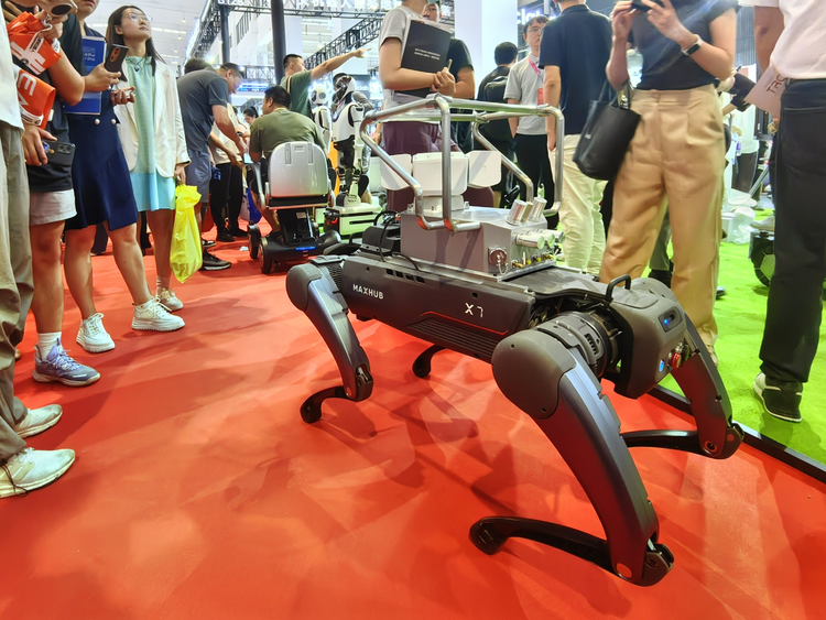 视源股份全栈自研机器人首次亮相世界机器人大会 定位“3D岗”生产力伙伴