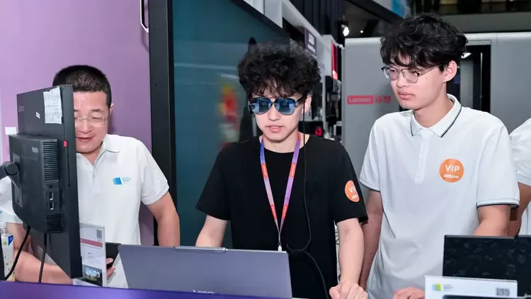 谷歌“打样”智能眼镜新范式，中国厂商凭供应链强势突围